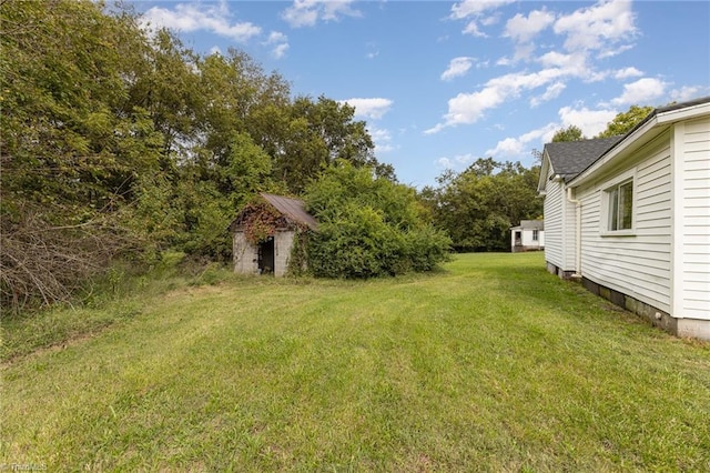 view of yard with a shed