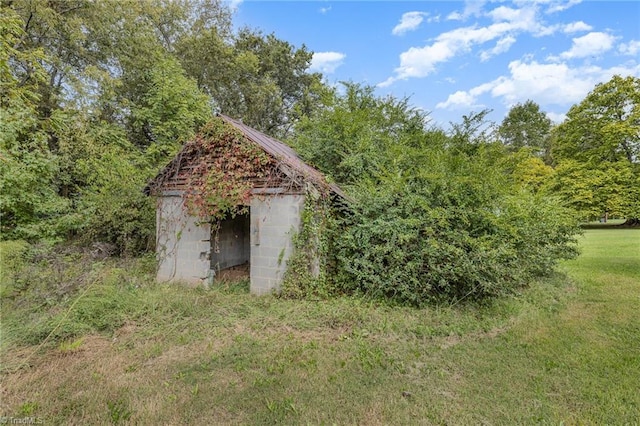 view of outdoor structure featuring a lawn