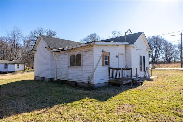 view of front of home with a front lawn