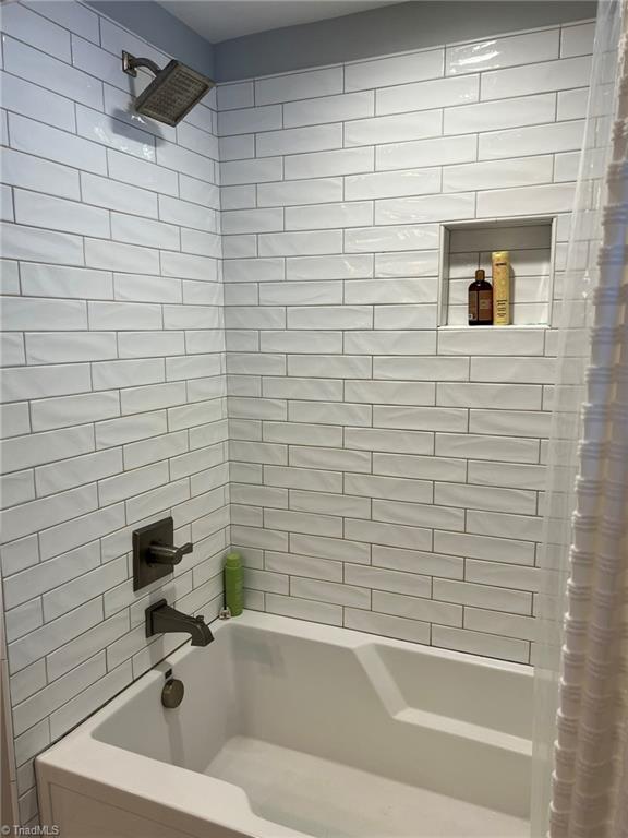 590 Knob View Dr, Winston-Salem, NC 27104 - full bath featuring shower / bathtub combination with curtain