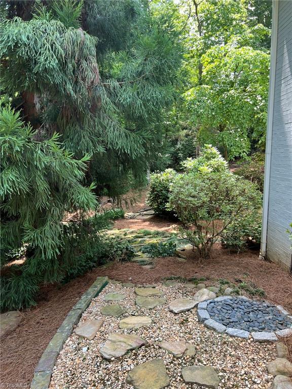 590 Knob View Dr, Winston-Salem, NC 27104 - view of yard