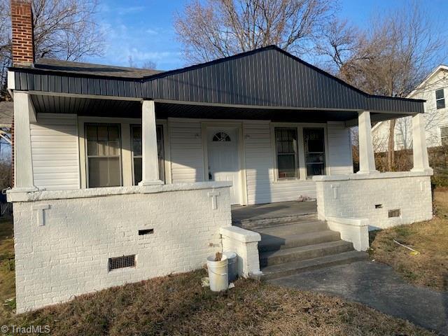 view of front of property featuring a porch