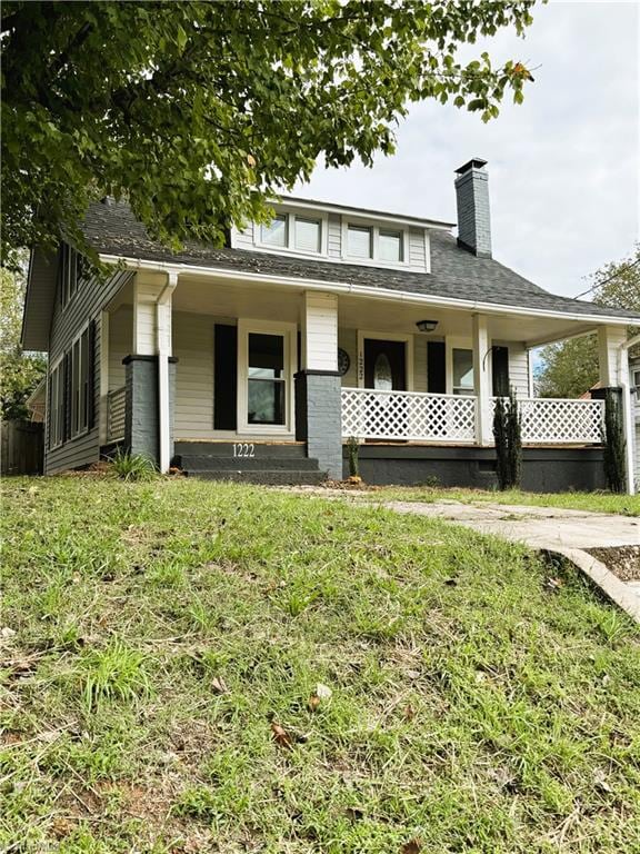 view of front of house with a front lawn and covered porch