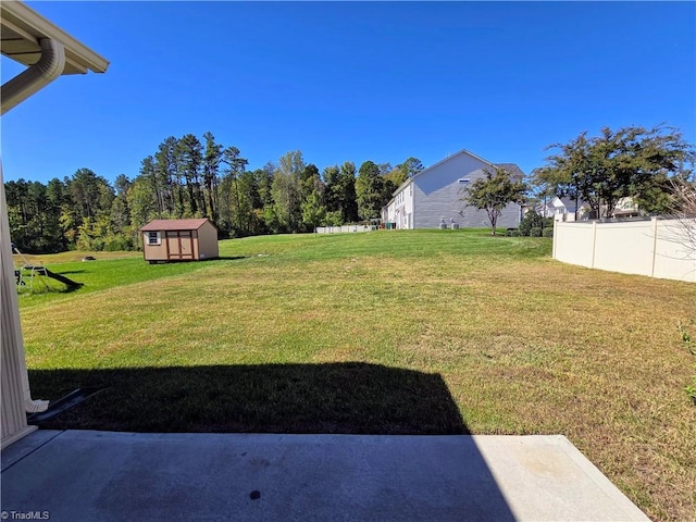 view of yard featuring a storage shed