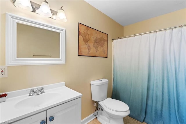 full bath with toilet, curtained shower, vanity, and baseboards