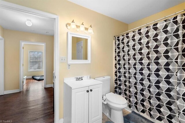 bathroom with a shower with curtain, vanity, and toilet