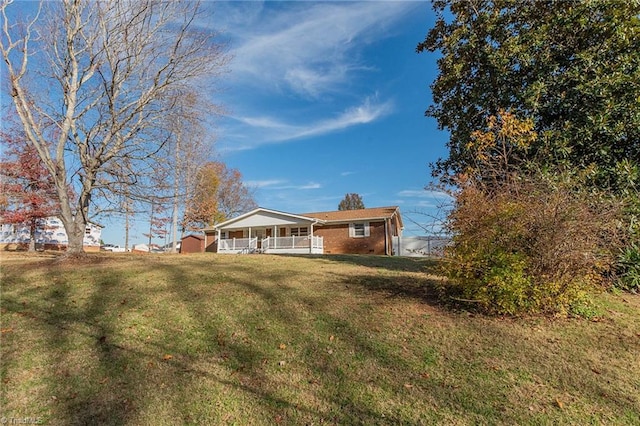 single story home with a front lawn