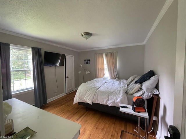 2820 Shady Lawn Dr, Greensboro, NC 27408 - bedroom featuring crown molding, light wood-type flooring, and a textured ceiling
