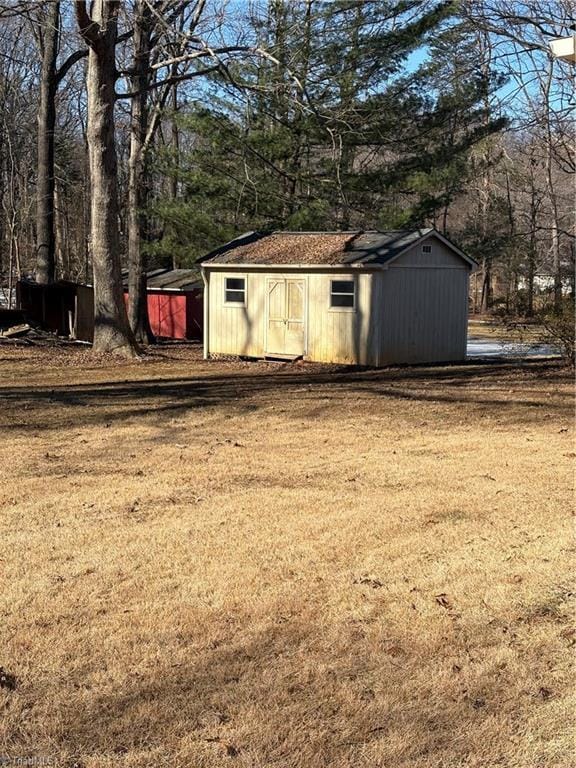 view of outdoor structure featuring a yard