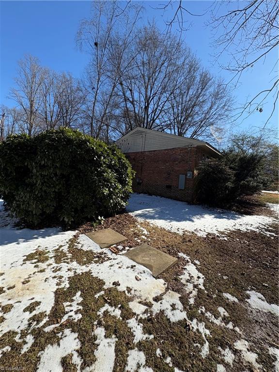 view of yard layered in snow