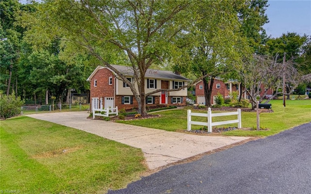 view of front of property featuring a front yard