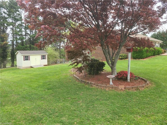 view of yard with an outdoor structure