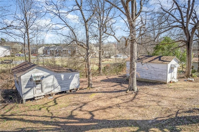 view of yard featuring an outdoor structure and a shed