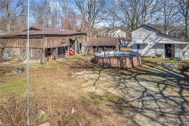 view of yard with an outbuilding