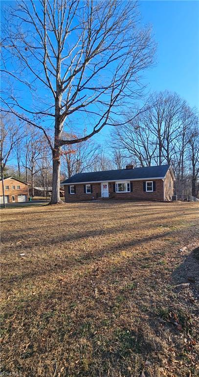 view of front of house with a front yard