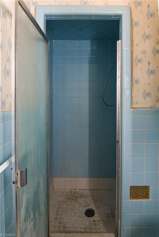 1526 Ann Arbor Ct, High Point, NC 27265 - bathroom with wallpapered walls and a stall shower