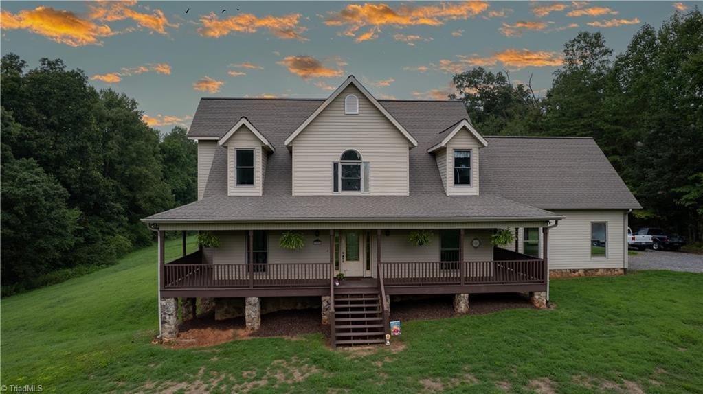 view of front facade featuring a yard