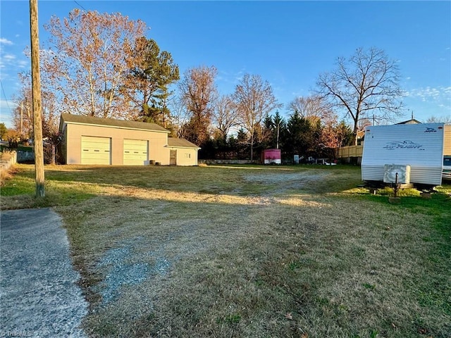 view of yard with an outdoor structure