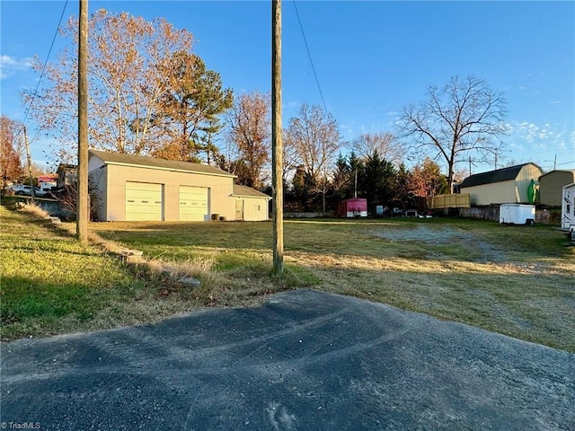 view of yard featuring an outbuilding