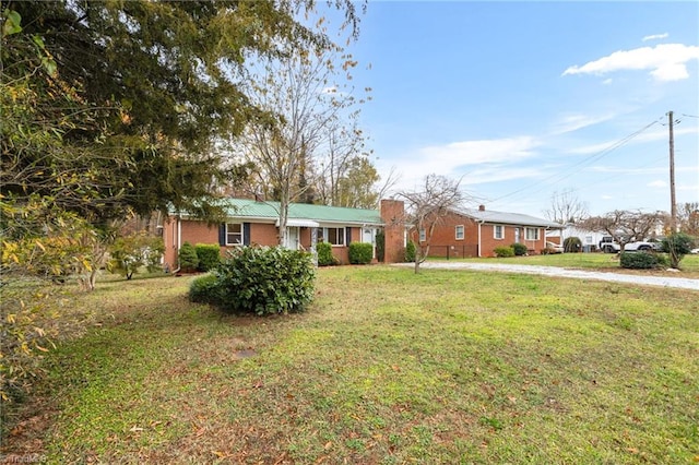 single story home featuring a front lawn