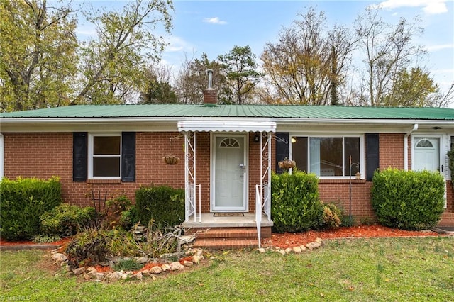 single story home with a front yard