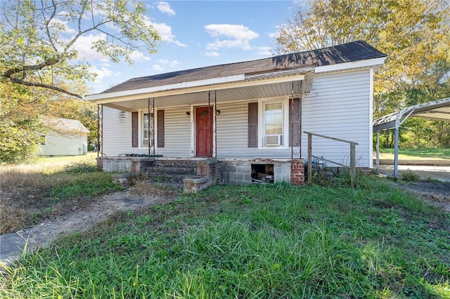 view of front of house with covered porch and a front yard