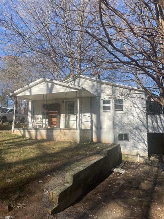 view of front of property featuring a porch and a front yard