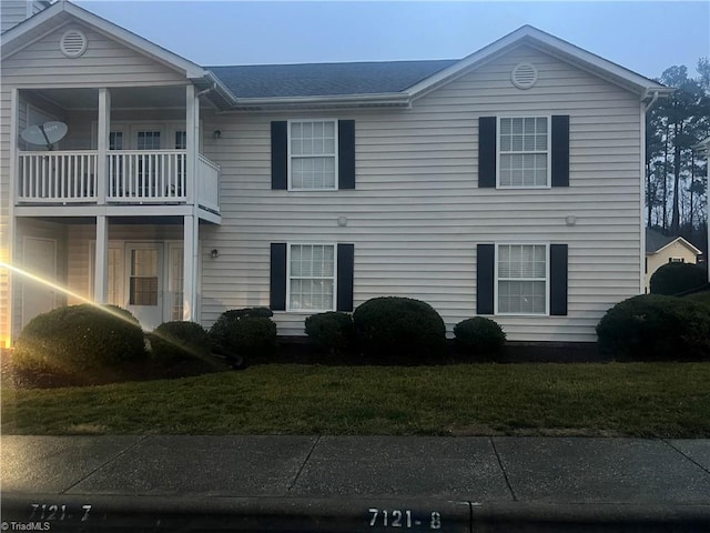 view of front facade featuring a front yard