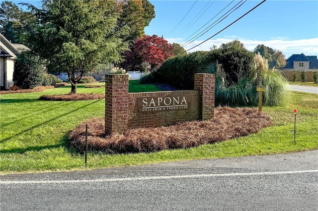 community sign with a lawn