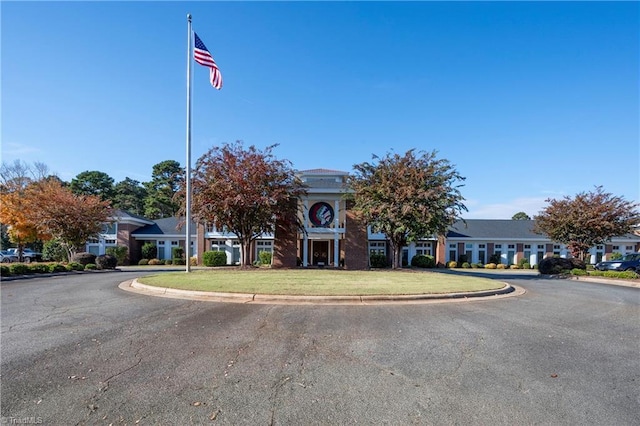 view of front of house featuring a front yard