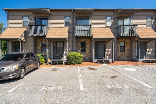 view of front of property featuring a balcony