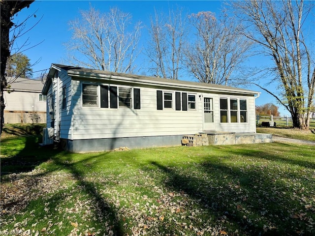 view of front facade with a front lawn