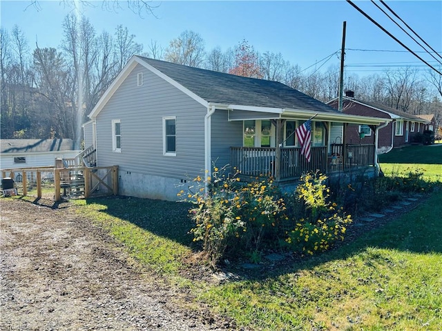 view of front of house with covered porch and a front lawn