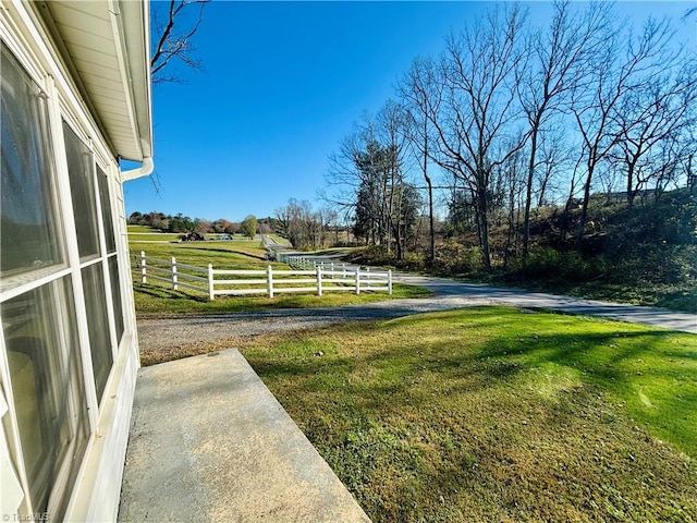 view of yard featuring a rural view