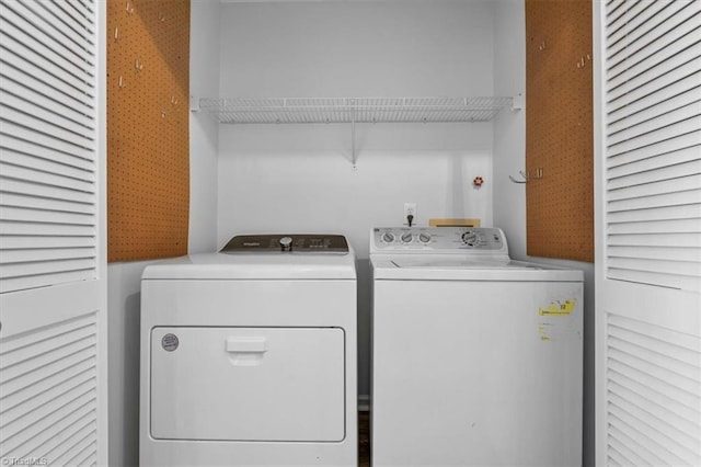 laundry area with laundry area and washing machine and clothes dryer