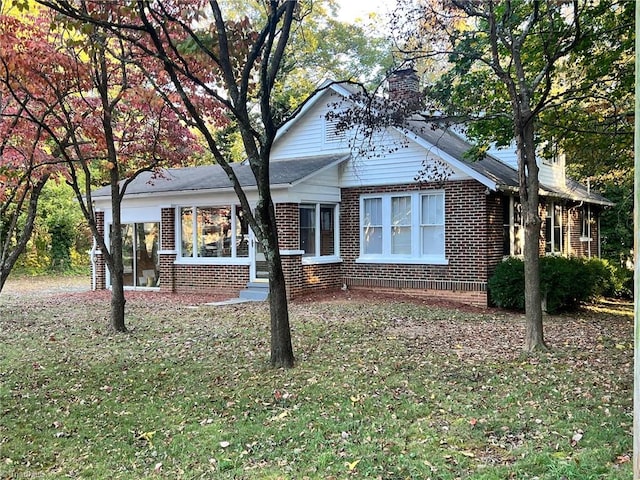 view of front facade with a front yard