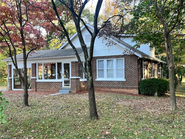 view of front facade with a front yard