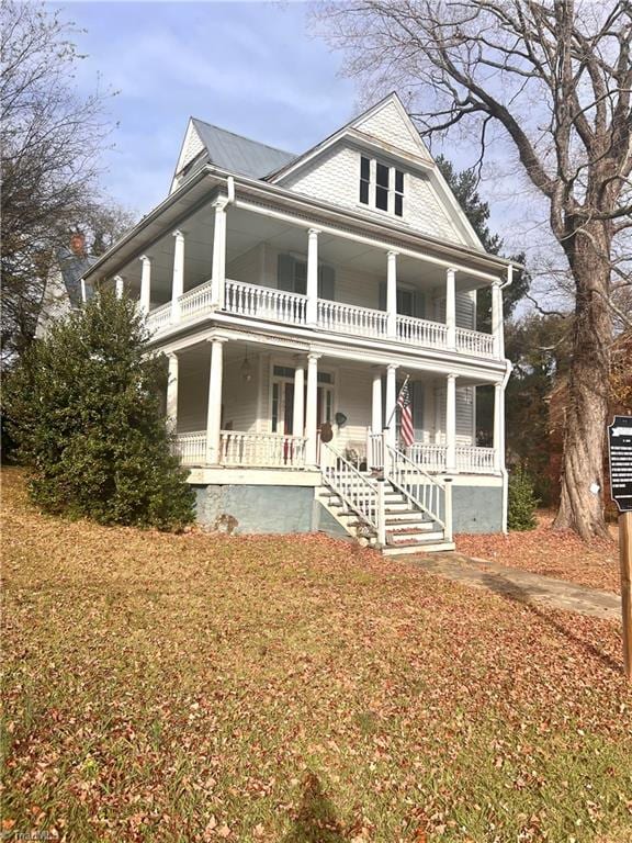 view of front facade featuring a porch and a balcony