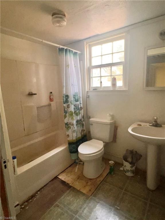 full bathroom with sink, toilet, and shower / tub combo with curtain