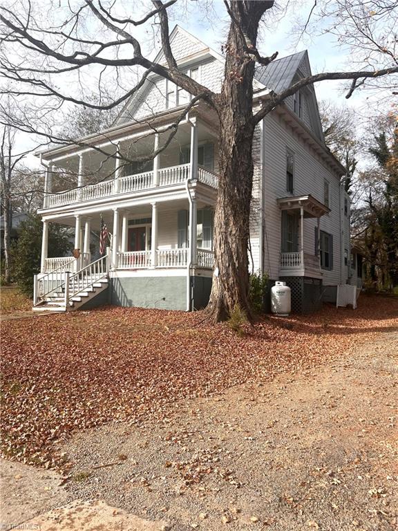 view of front of house featuring covered porch