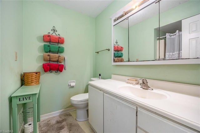 bathroom with a shower with curtain, vanity, and toilet