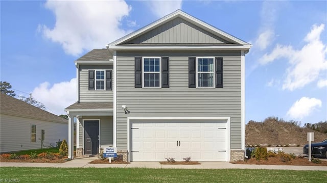 view of front of property featuring a front lawn and a garage