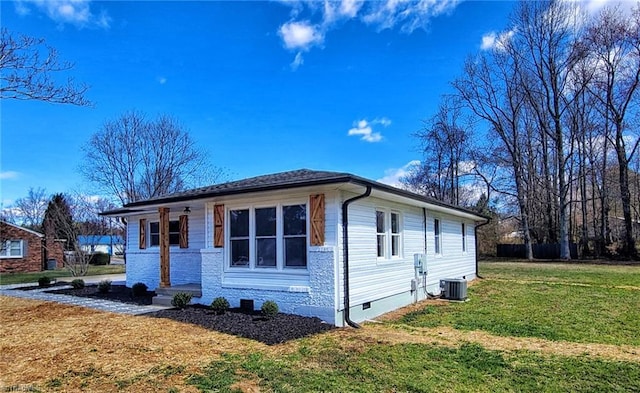 view of front of house featuring central AC, a front lawn, and crawl space