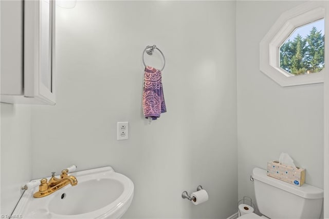 bathroom featuring toilet and sink