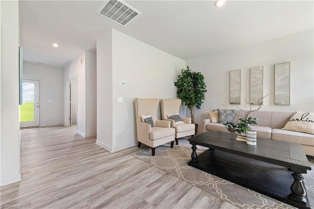 living room featuring recessed lighting, visible vents, light wood-style flooring, and baseboards