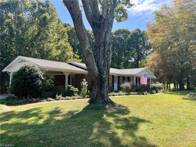 single story home with a front yard