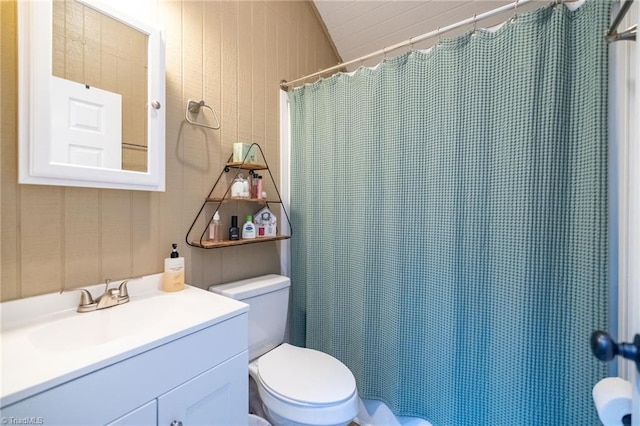 full bathroom featuring a shower with shower curtain, toilet, and vanity