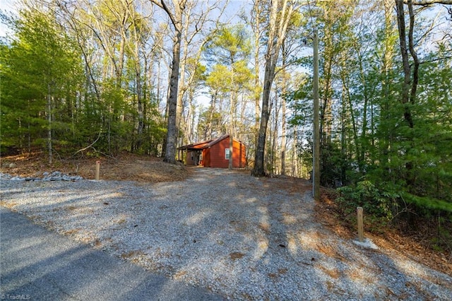 view of yard featuring gravel driveway