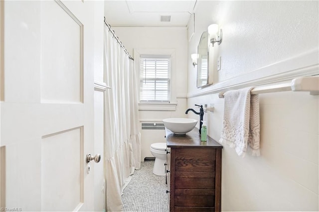 full bathroom featuring visible vents, radiator, toilet, curtained shower, and vanity