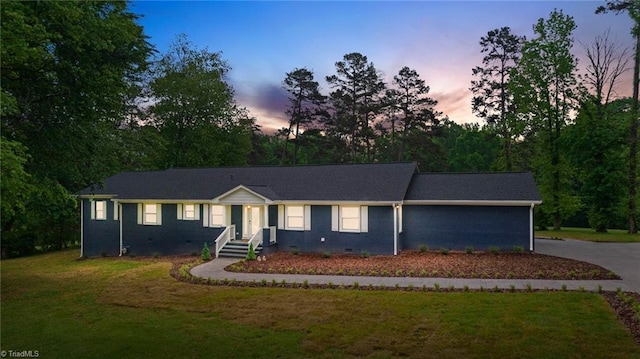 104 Shawnee Cir, Lexington, NC 27295 - ranch-style home featuring crawl space, a yard, and driveway